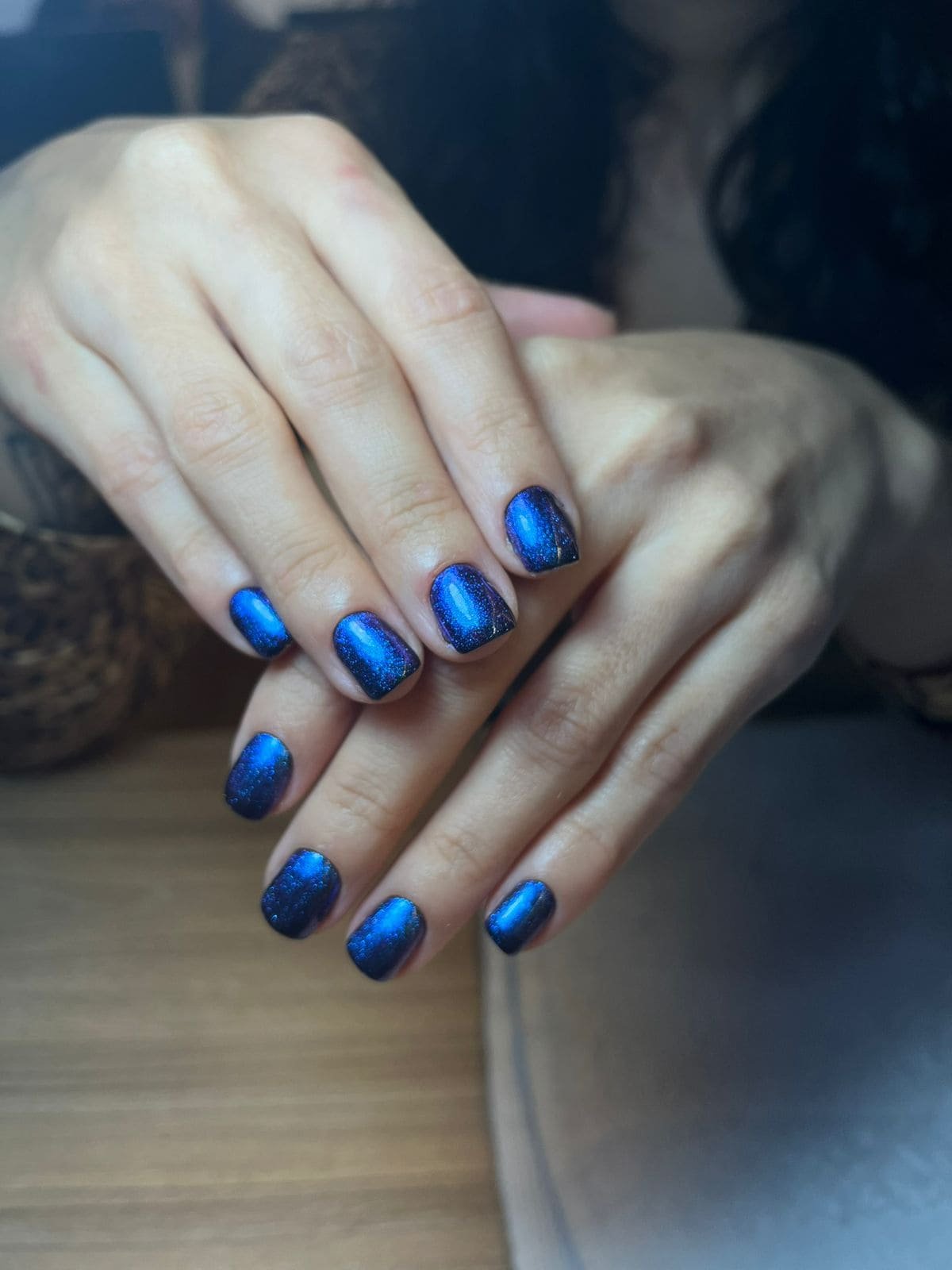 Manicure azul metálico en Zénika Beauty Studio