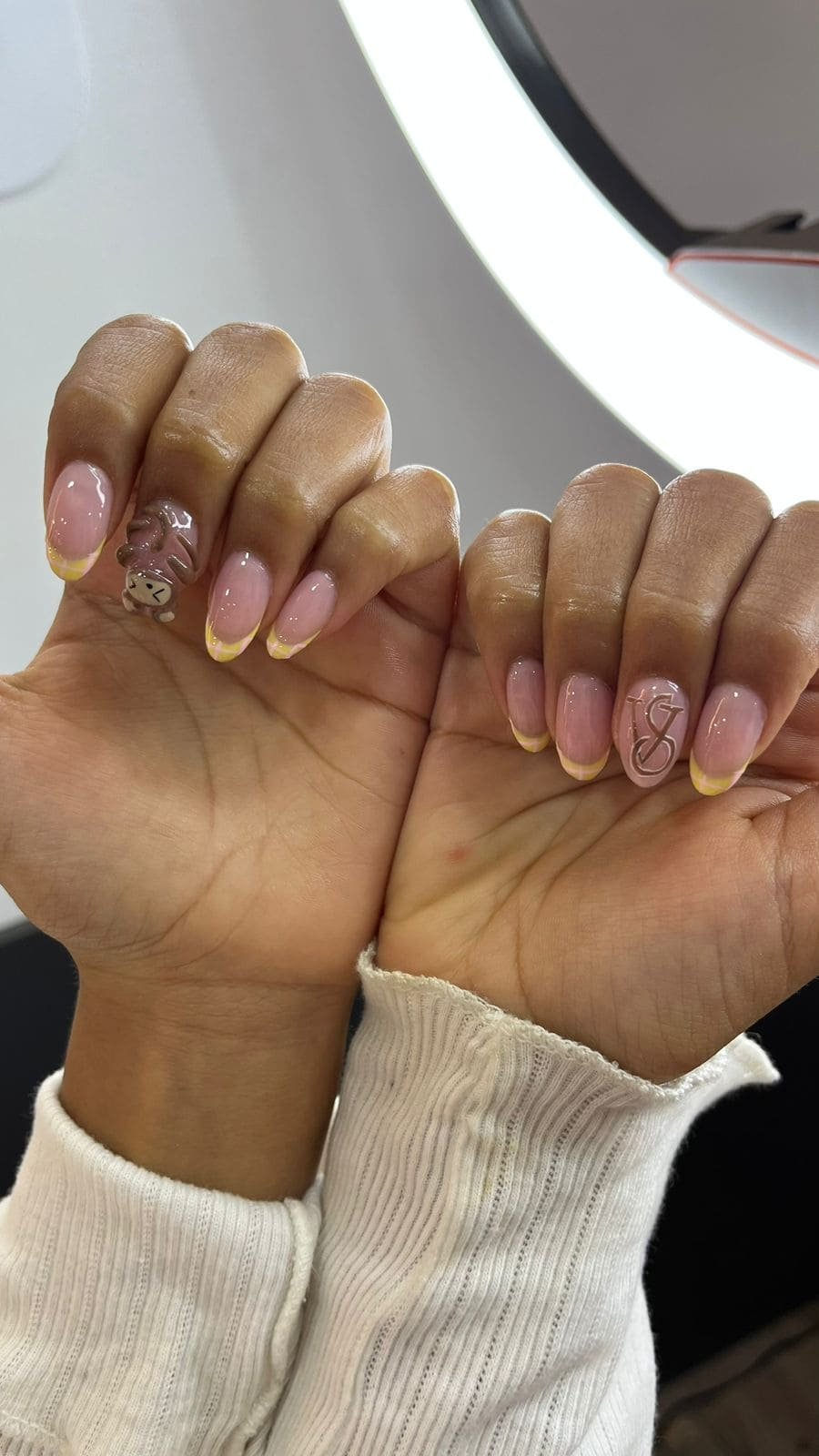 Manicure elaborado con diseño en Zénika Beauty Studio