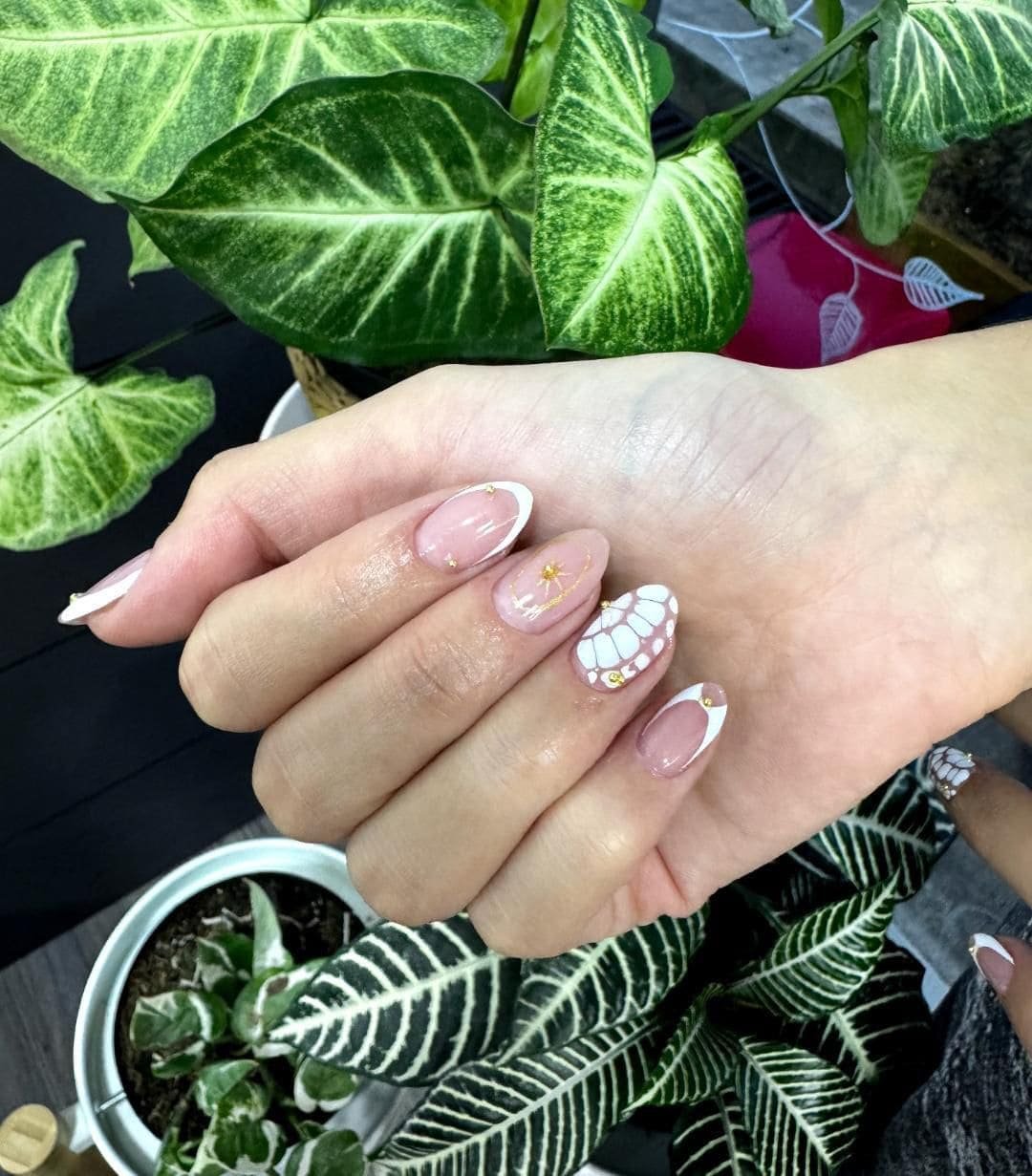 Manicure con diseño de plantas en Zénika Beauty Studio