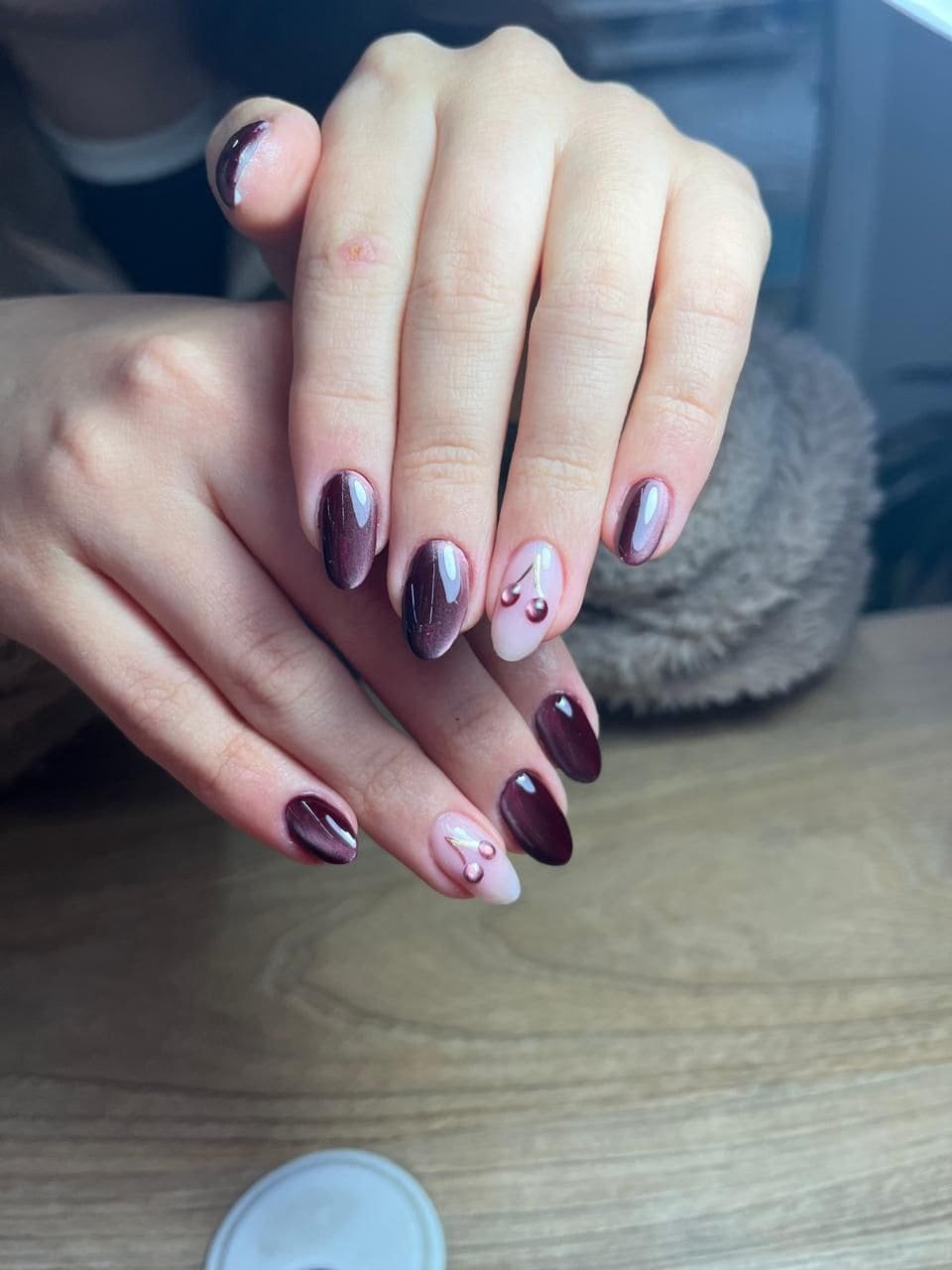 Manicure vinotinto en Zénika Beauty Studio